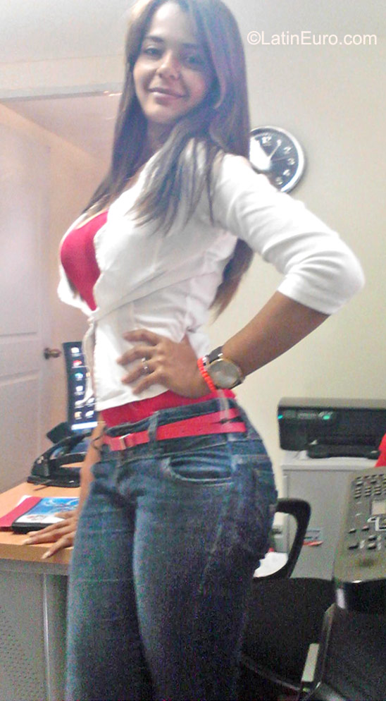 Date this nice looking Dominican Republic girl Kenia from Santo Domingo DO22940