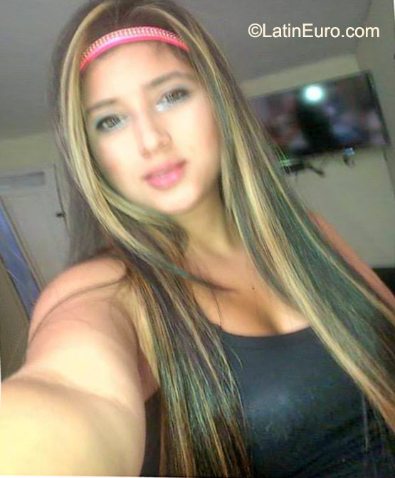 Date this athletic Colombia girl Angelica from Medellin CO17843