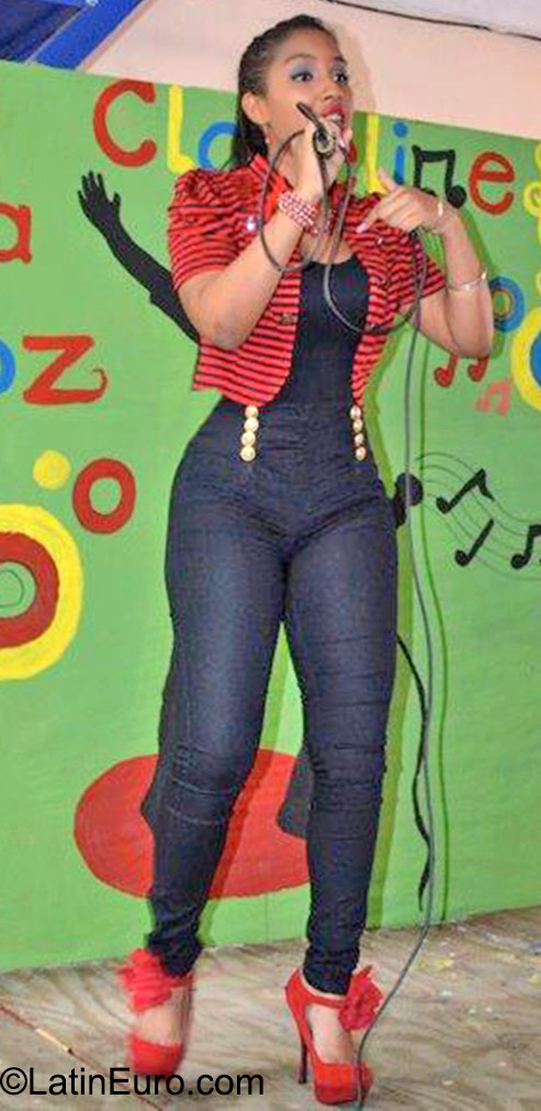 Date this georgeous Dominican Republic girl Sharinia from Santo Domingo DO23049