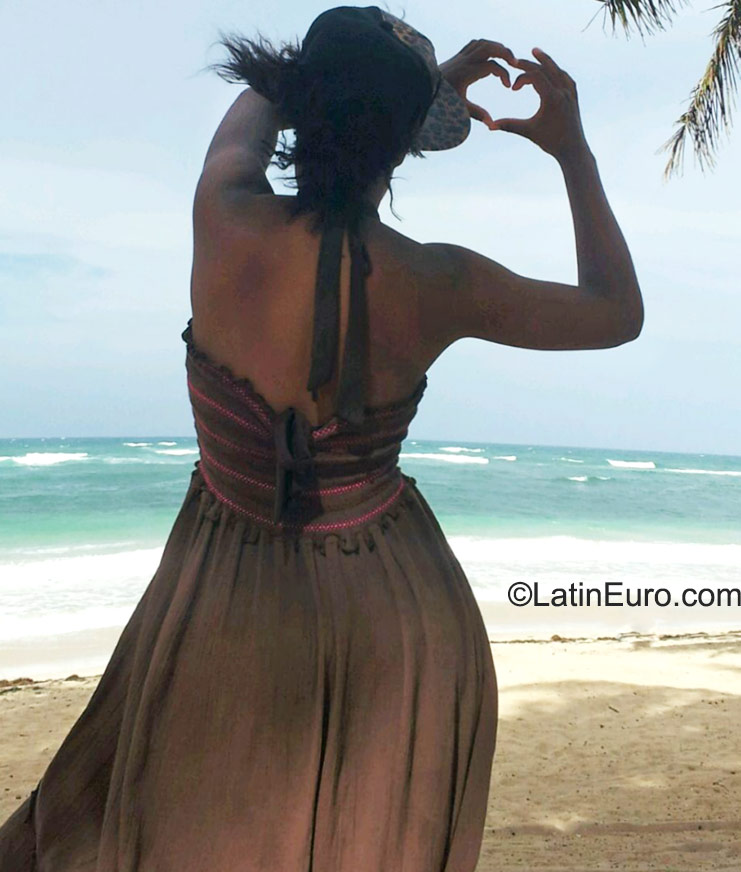 Date this pretty Dominican Republic girl Rainia from Santo Domingo DO23188