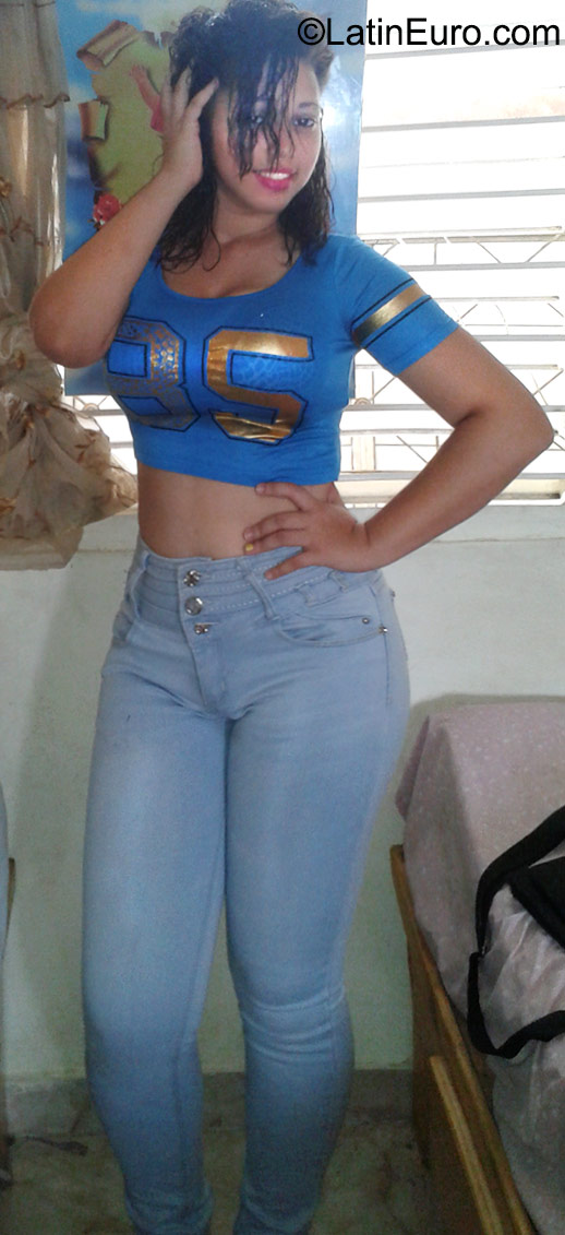 Date this athletic Dominican Republic girl Laura from Santo Domingo DO23207
