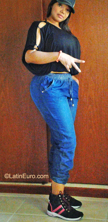 Date this pretty Colombia girl Adilesi from Cali CO17998