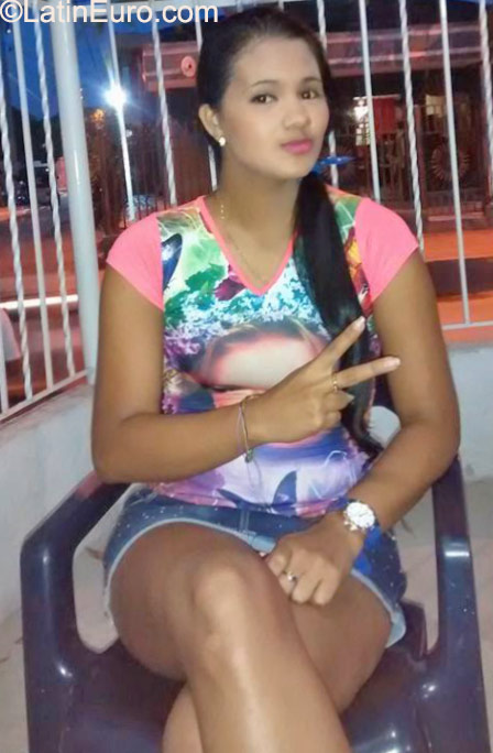 Date this foxy Colombia girl Yanaris from Barranquilla CO18003
