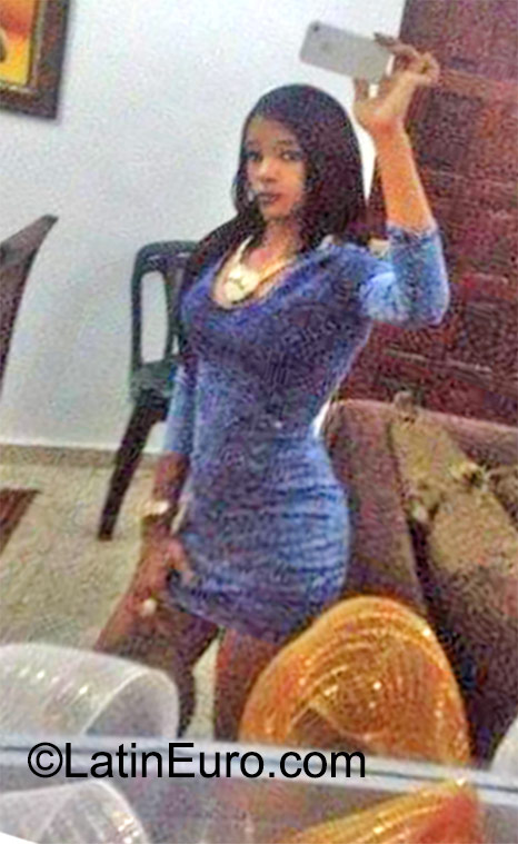 Date this athletic Dominican Republic girl Estefany from Santo Domingo DO23238