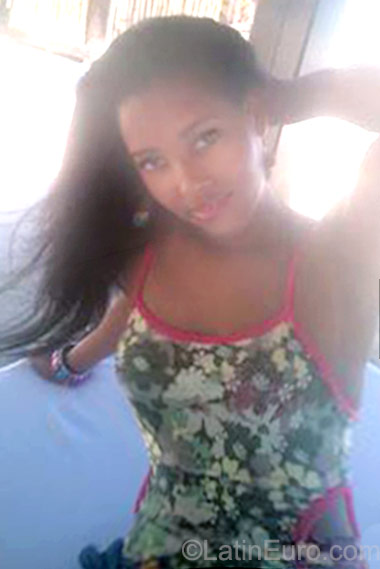 Date this athletic Dominican Republic girl Alexia from La Vega DO23292