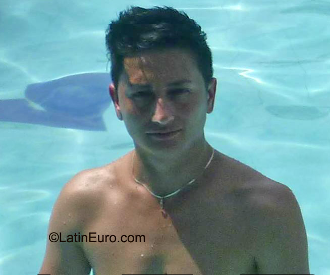 Date this georgeous Colombia man Enrique from Bogota CO18036