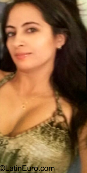 Date this gorgeous Colombia girl Adriana from Cali CO18044