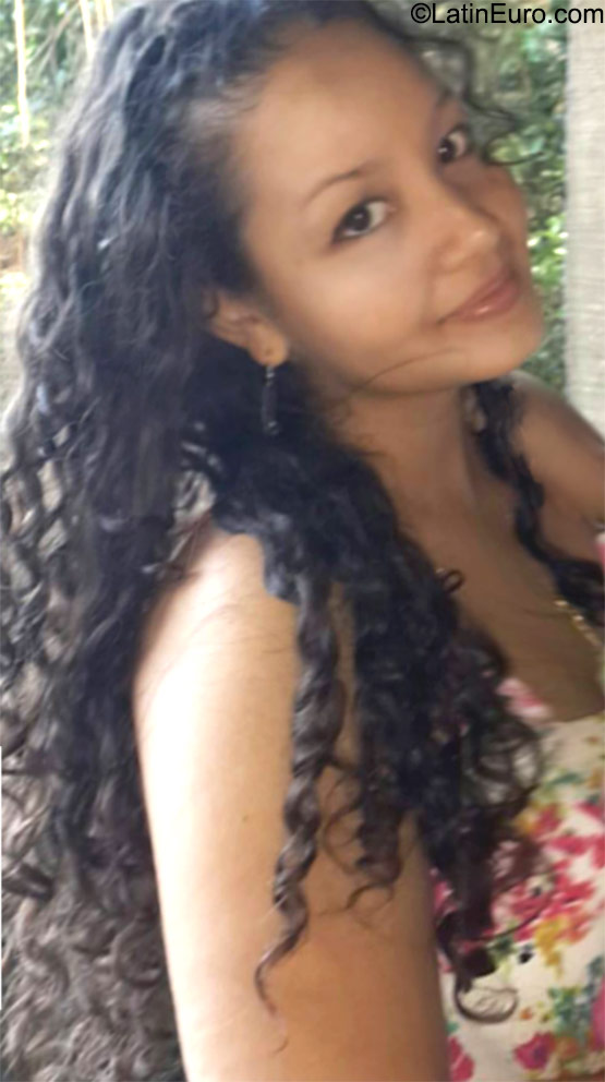 Date this lovely Dominican Republic girl Dana from Roatan DO23463