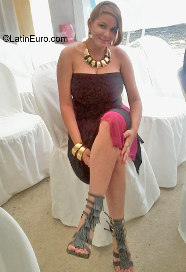 Date this happy Colombia girl Yalenia from Santiago CO18096