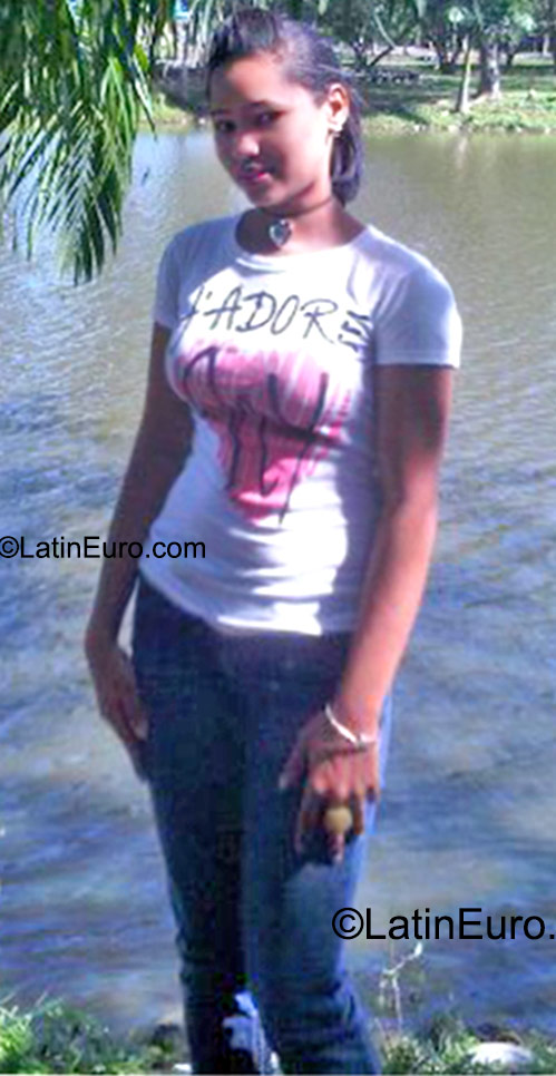 Date this athletic Dominican Republic girl Carol from Santo Domingo DO23446