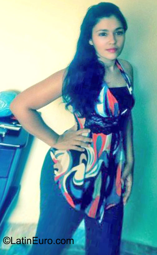 Date this beautiful Colombia girl Yohania from Armenia CO18113