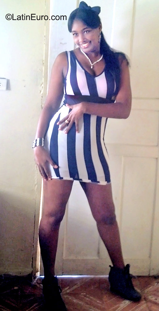 Date this happy Dominican Republic girl Yokasti from Santo Domingo DO23474
