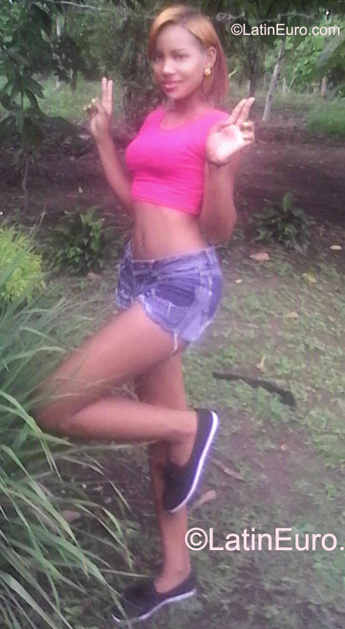 Date this attractive Dominican Republic girl Yonelii from Santo Domingo DO23507