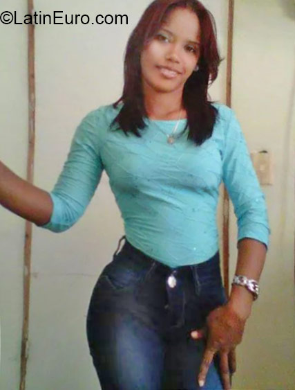 Date this stunning Dominican Republic girl Laudie from Santo Domingo DO23687
