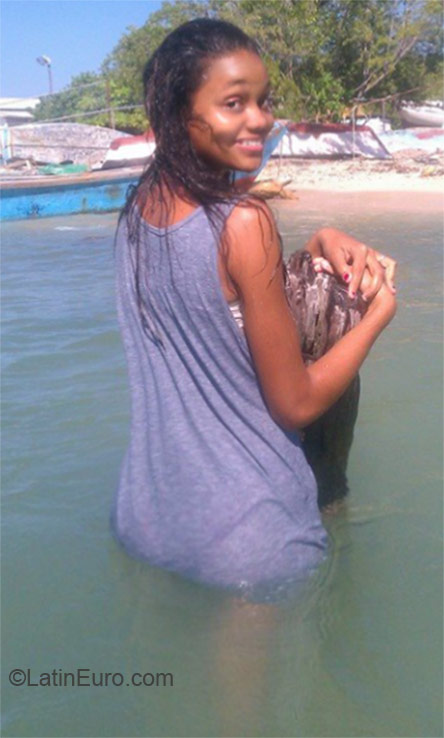 Date this hot Dominican Republic girl Naylis from Barahona DO23712