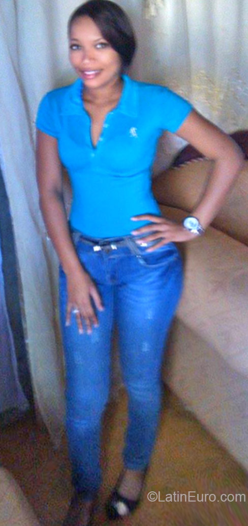 Date this sultry Dominican Republic girl Berenice from Santo Domingo DO23802