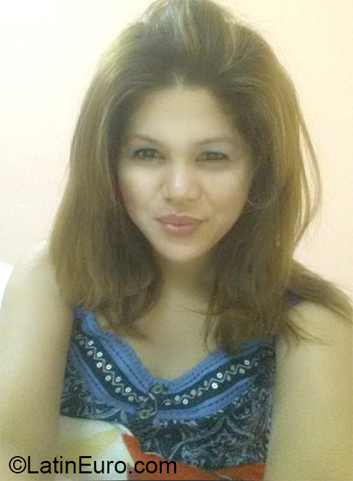 Date this lovely United Arab Emirates girl Dynia from Dubai AE44