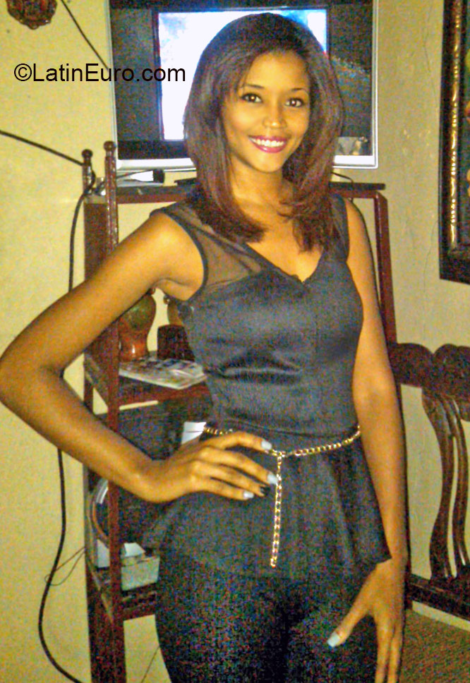 Date this nice looking Dominican Republic girl Massiel from Santo Domingo DO24034