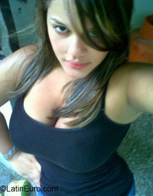 Date this voluptuous Dominican Republic girl Massiel from La Vega DO24056