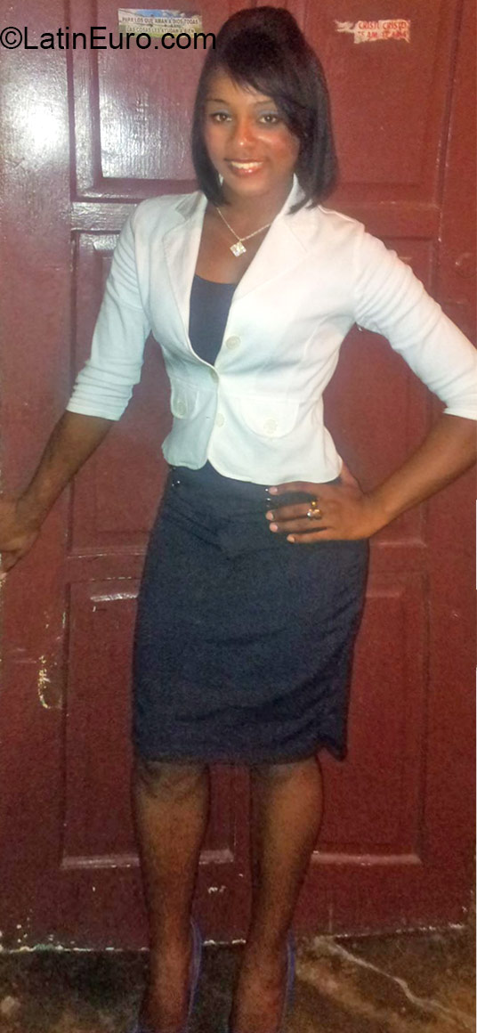 Date this foxy Dominican Republic girl Evelyn from Santo Domingo DO24071
