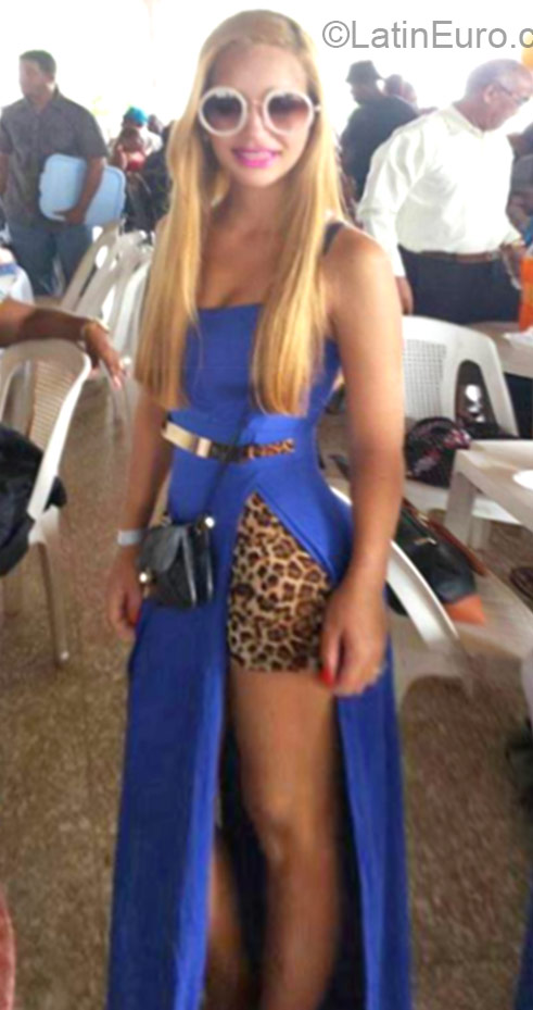 Date this tall Dominican Republic girl Esthefany from Mao DO24117