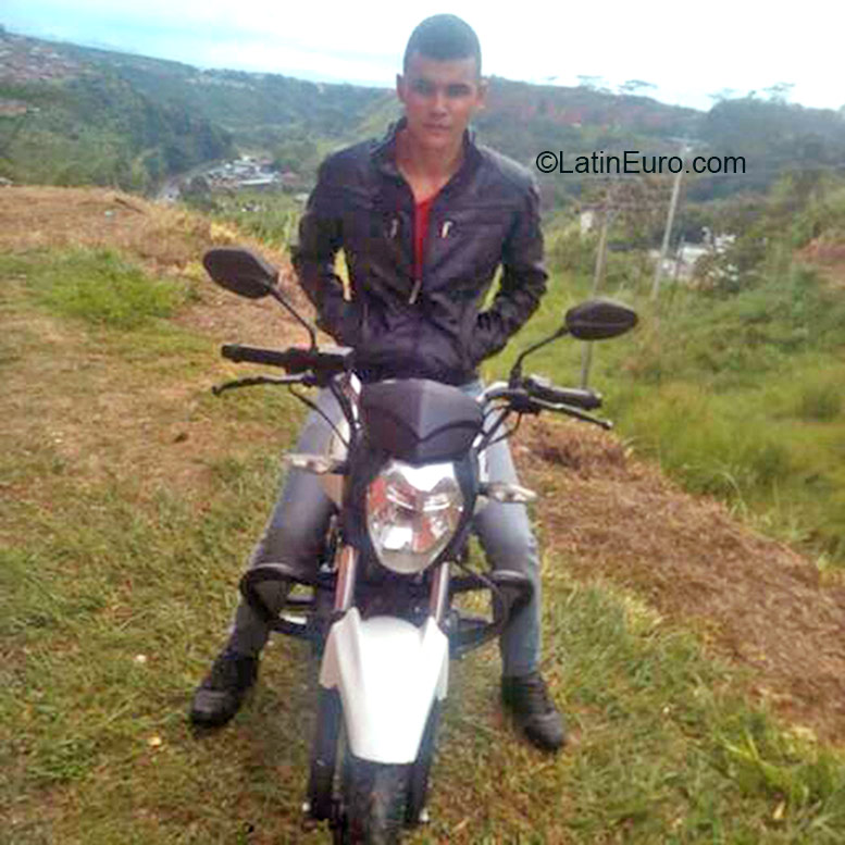Date this sultry Colombia man Fabian from Pereira CO18376