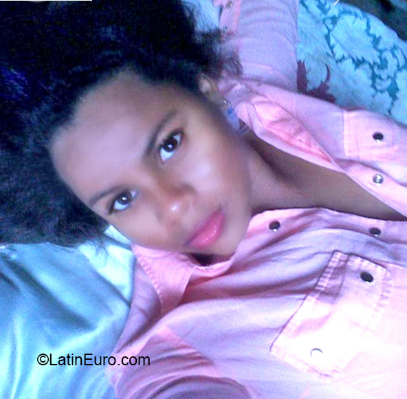 Date this good-looking Colombia girl Khatia from Cali CO18402