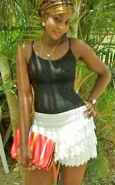 Date this stunning Dominican Republic girl Valdina from Santo Domingo DO24324