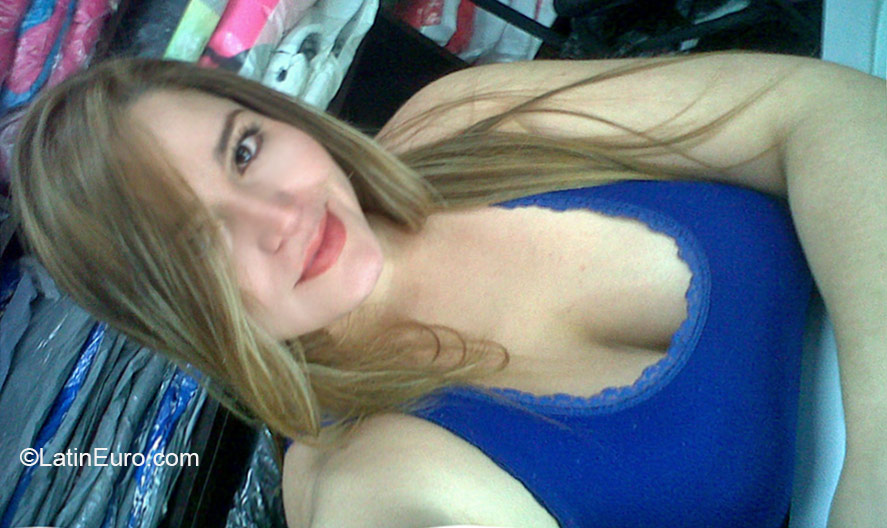 Date this attractive Colombia girl Luisa from Bogota CO18460