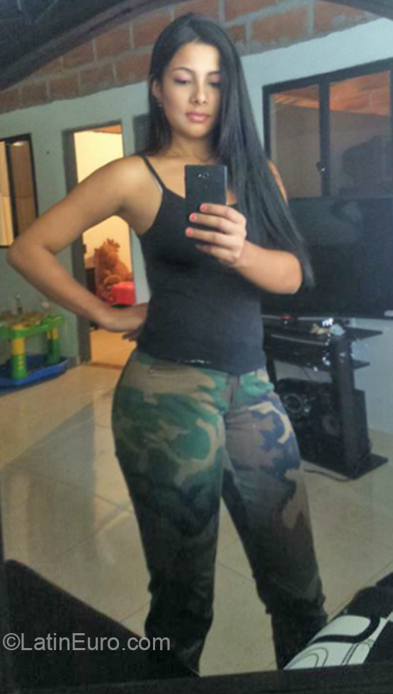 Date this attractive Colombia girl Tatiana from Medellin CO18475