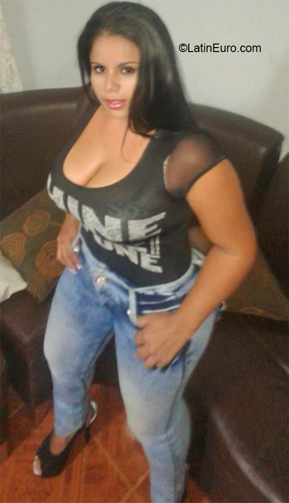 Date this happy Colombia girl Domeni from Cali CO18483