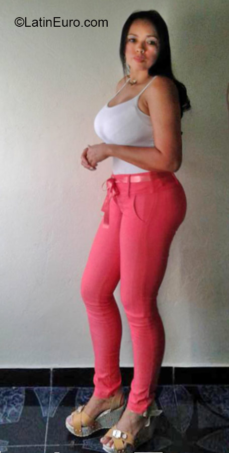 Date this attractive Colombia girl Miledy from Medellin CO18500