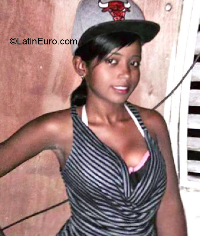 Date this sensual Dominican Republic girl Marelin from Santo Domingo DO24494