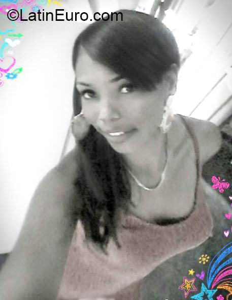 Date this sensual Dominican Republic girl Luz from Santo Domingo DO24510