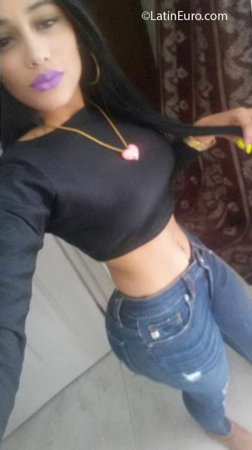 Date this foxy Dominican Republic girl Cinthia from La Vega DO24614