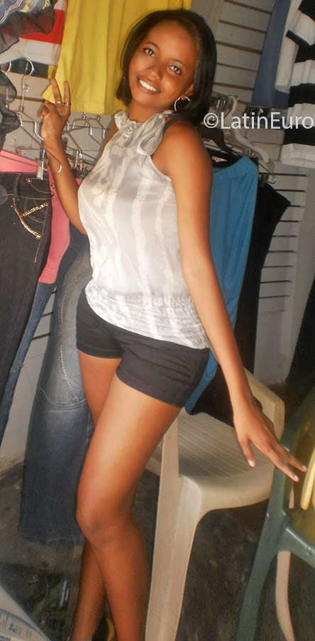 Date this fun Dominican Republic girl Estefany from Santo Domingo DO24667