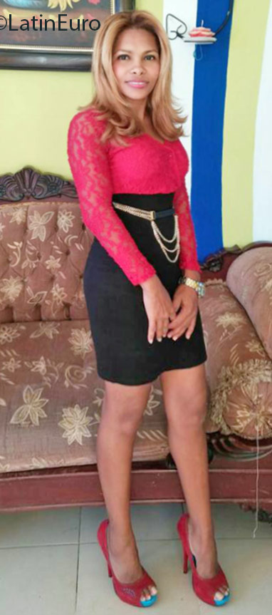 Date this nice looking Dominican Republic girl Raquel from Santo Domingo DO25457