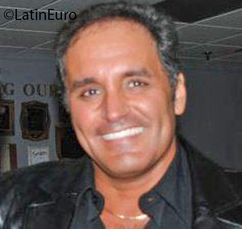 Date this georgeous Canada man Mike from Hamilton CA696