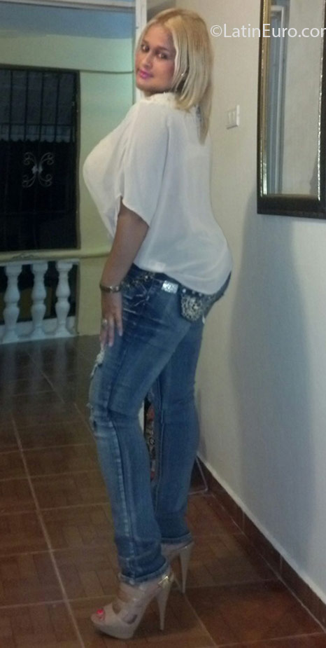 Date this attractive Dominican Republic girl Carmen from bona DO24910