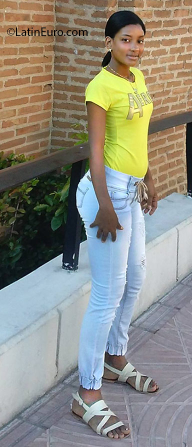 Date this hard body Dominican Republic girl Nikaury from Santo Domingo DO25159