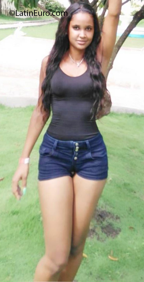 Date this foxy Dominican Republic girl Nikaury from Santo Domingo DO25429