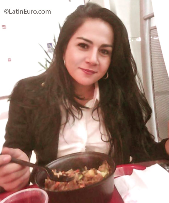 Date this gorgeous Colombia girl Stephanie from Bogota CO18877