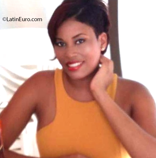 Date this attractive Dominican Republic girl Leiden from Samana DO25800