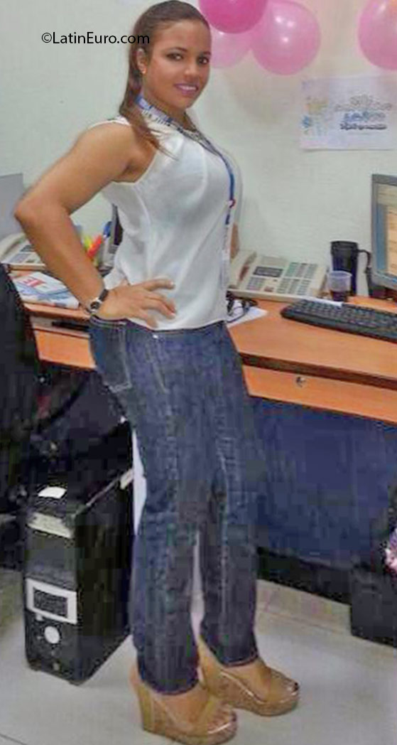 Date this fun Dominican Republic girl Flor from Santo Domingo DO25807