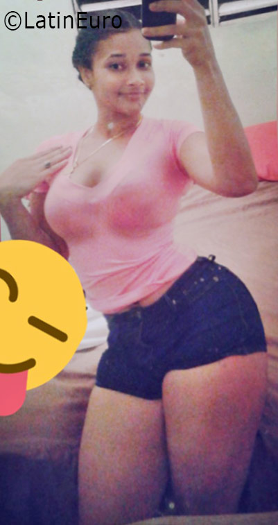 Date this foxy Dominican Republic girl Cherina from Santo Domingo DO25912