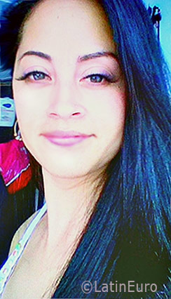 Date this attractive Colombia girl Dulce from Bogota CO19009
