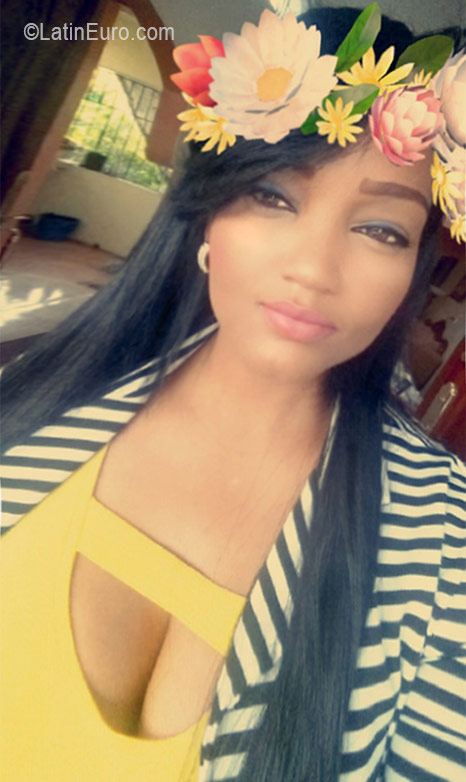 Date this good-looking Dominican Republic girl Kenia from Santo Domingo DO26293