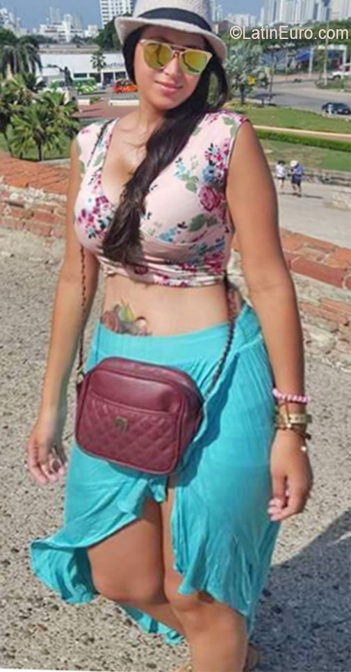 Date this georgeous Colombia girl Veronica from Ibaque CO19427