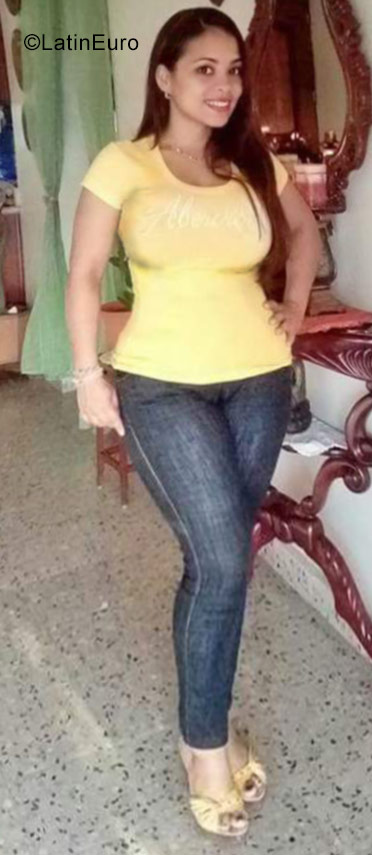 Date this stunning Dominican Republic girl Denny from  DO26857
