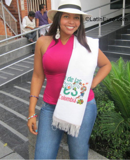 Date this hot Colombia girl Alma from Bucaramanga CO19752
